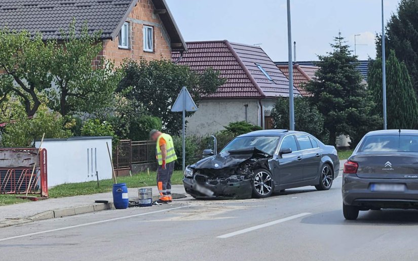 Zaspao za volanom, pa udario u automobil koji se kretao suprotnim smjerom