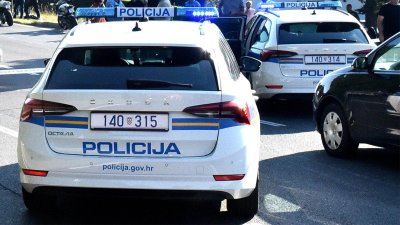 Mladi vozač upravljao vozilom pod utjecajem alkohola, sletio van kolnika i udario u hidrant