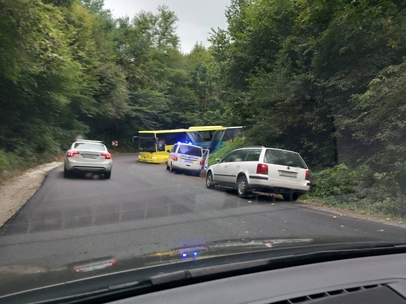 FOTO Autobus zapeo na prometnici u Donjem Ladanju