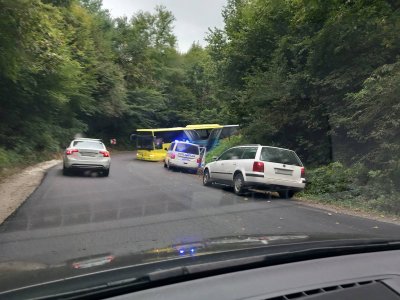 FOTO Autobus zapeo na prometnici u Donjem Ladanju