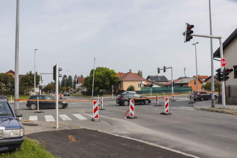 OPET RADOVI NA SEMAFORU Raskopava se raskrižje i razbija nedavno postavljen asfalt?!