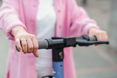 71-godišnjakinja električnim romobilom naletjela na biciklisticu, obje ozlijeđene