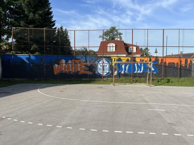 White Stonesi obnovili i ukrasili stari i derutni zid na igralištu Srednjoškolac