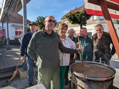 Članovi Lovačkog društva iz Bisaga spremali gulaš za pomoć teško bolesnoj djeci