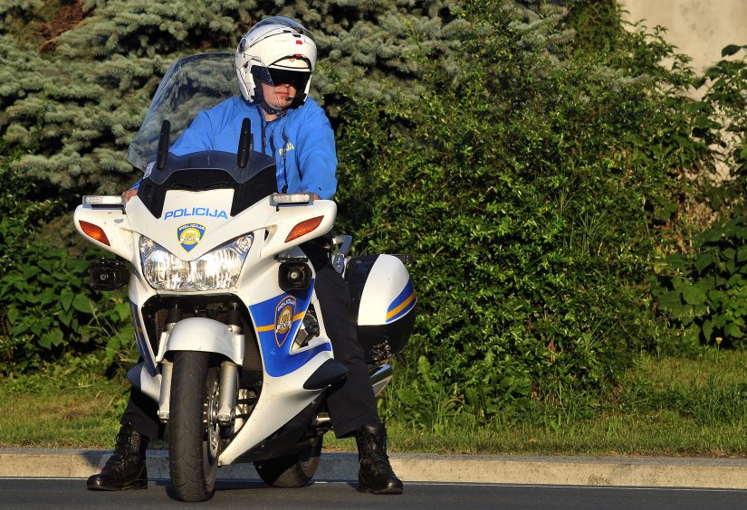 U gluho doba noći pijan puštao glasnu glazbu, pa fizički napao policajca