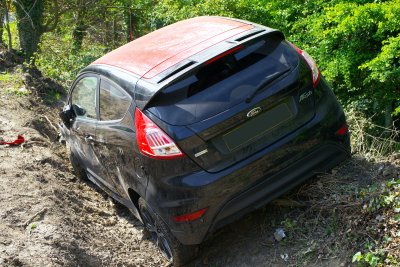 Pijan i bez vozačke vozio neregistrirani auto pa sletio s ceste