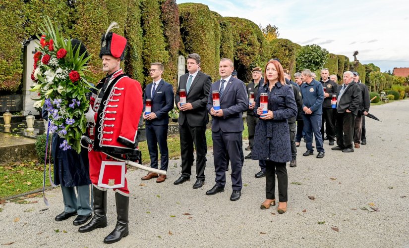 FOTO Izaslanstva Županije i Grada te članovi udruga branitelja položili vijence