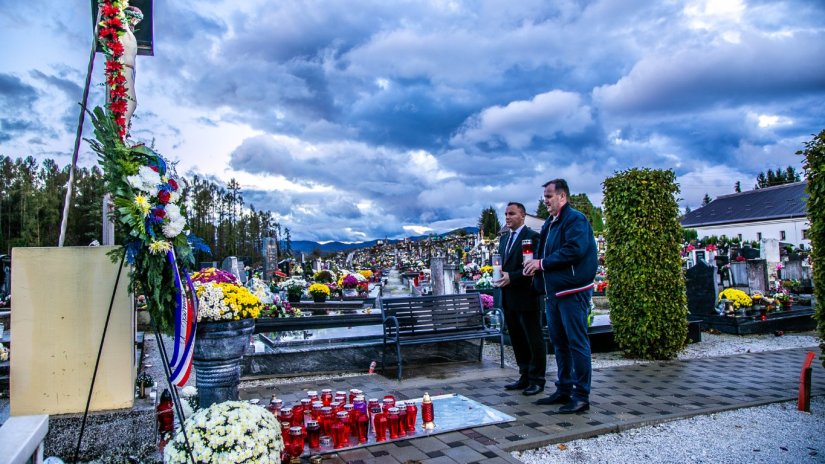 Predstavnici Općine Maruševec položili vijence i zapalili svijeće za preminule