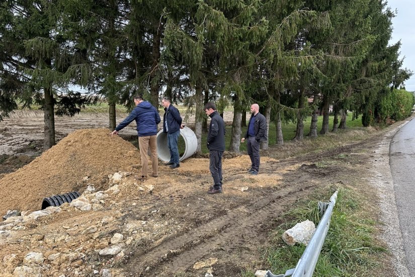 NOVI MAROF Uz obilazak terena, održan radni sastanak s predstavnicima Hrvatskih voda