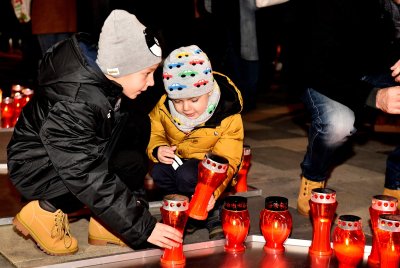 FOTO Ispred Gradske vijećnice lampionima ispisano Vukovar i odana počast žrtvama