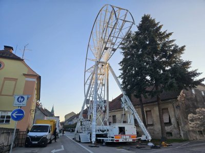 FOTO Varaždinska adventska čarolija iz zraka - počela montaža panoramskog kotača