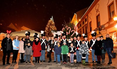 FOTO Okićeno i purgarsko božićno drvce