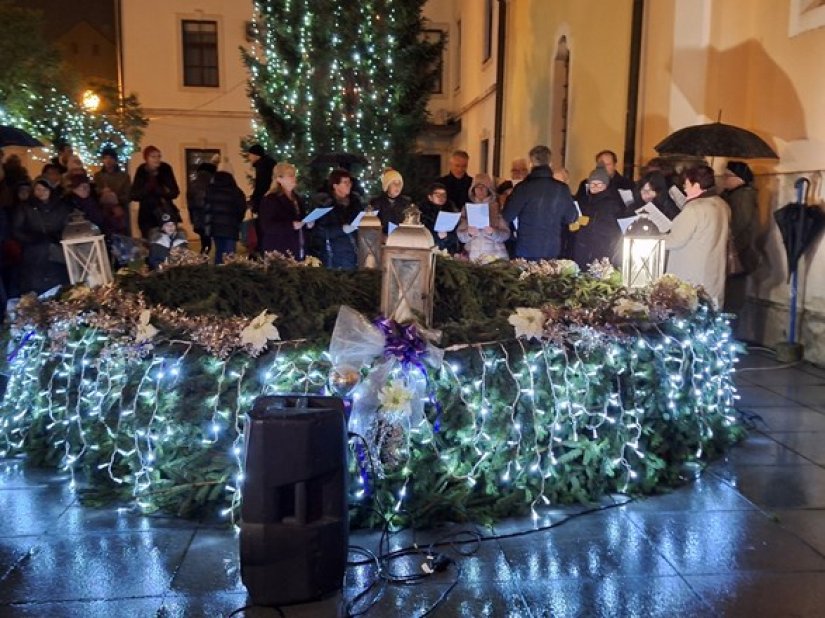 FOTO Prva adventska svijeća ispred varaždinske katadrale