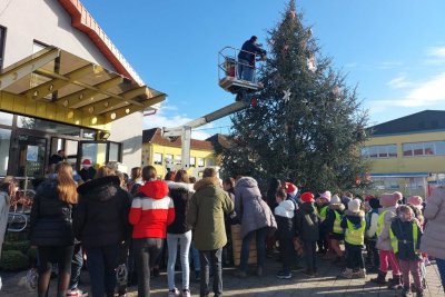 FOTO Veselo je bilo u Trnovcu B., po prvi puta okićen općinski bor i to sa unikatnim ukrasima