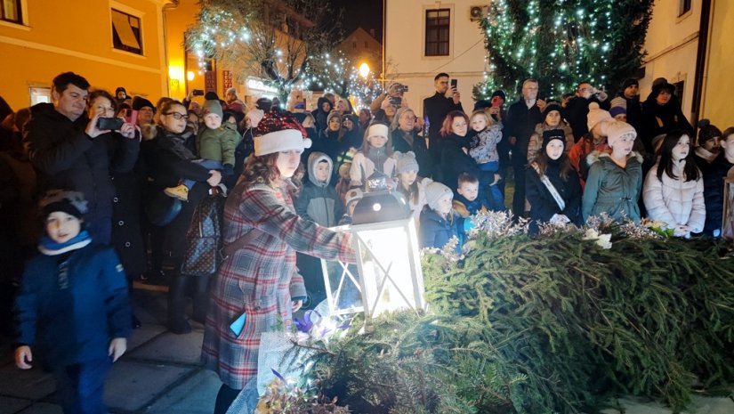 Treću adventsku svijeću upalila predsjednica varaždinskog Dječjeg Gradskog vijeća