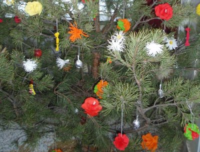 KIĆENJE BORA Umjesto raznobojnih lampica i kuglica na božićna drvca nekad se stavljao kinč