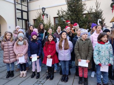 FOTO Blagdanski ugođaj u atriju Županijske palače uz zvonke glasove raspjevanih &quot;Uršulinih zvjezdica&quot;