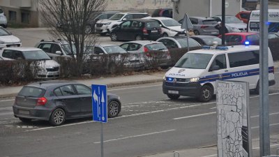 FOTO Prometna nesreća u Supilovoj ulici u Varaždinu, sudarila se dva automobila