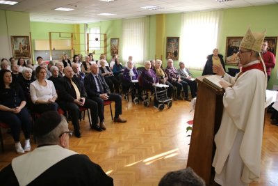 Biskup Radoš pohodio Caritasov dom za starije i nemoćne u Ivancu
