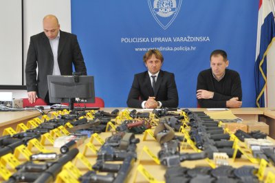 Policajci uhićeni zbog prometnog prekršaja, ali ne i krađe oružja iz policijskog skladišta!?