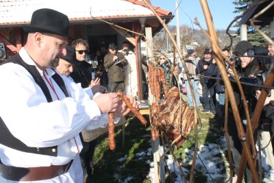 FOTO Udruga „Pinta” organizirala veselo Vincekovo u Oštricama, domaćin bio Nedeljko Vukalović