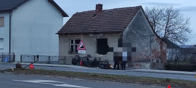 FOTO Teška prometna nesreća u Turčinu, auto završio u dvorištu zapuštene kuće