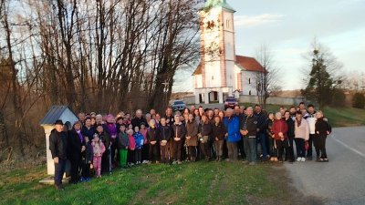 FOTO Održan Križni put na Voći kojeg je predvodio vlč. Pavao Mesarić