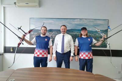 Gradonačelnik Siniša Jenkač ugostio brončane streličare s Europskog prvenstva Lovru Černija i Adama Gradiščaka