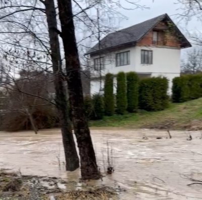 Zbog obilne količine kiše došlo do izlijevanja potoka Ljuba voda u Ljubešćici