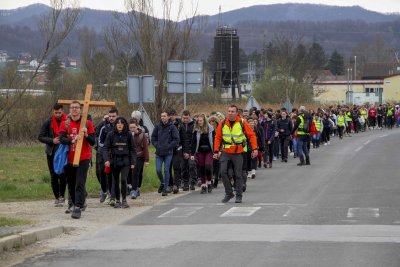 FOTO Brojni mladi okupili se u Ivancu i krenuli na Križni put, nije ih spriječila ni kiša!