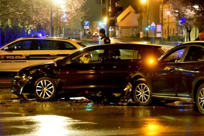 FOTO Sudar automobila na raskrižju - stigla policija i hitna pomoć