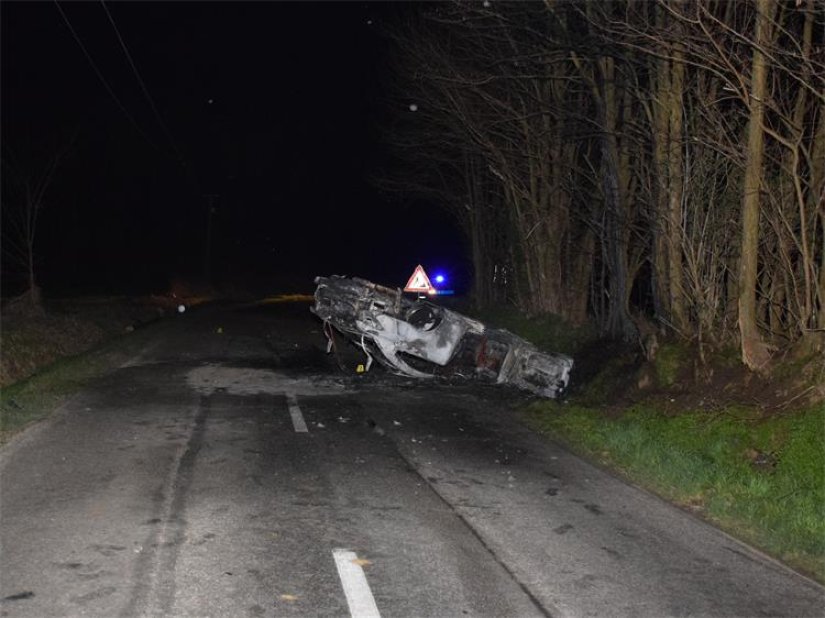 Mladić pod utjecajem alkohola u zavoju udario u banderu, nakon čega se automobil zapalio