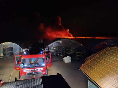 Gore plastenici, skladišta i strojevi – ozlijeđen vatrogasac odvezen u bolnicu