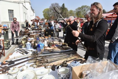 FOTO Starine i dobro raspoloženje na Sajmu antikviteta