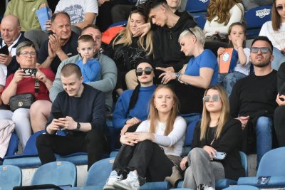 FOTO Sunčano i toplo vrijeme pojedini su iskoristili za dolazak na stadion i za podršku Varaždinu