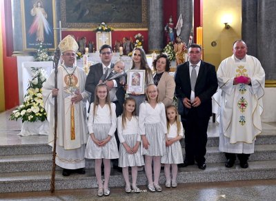 Biskup Bože Radoš krstio peto dijete u obitelji Antuna i Monike Pečenec