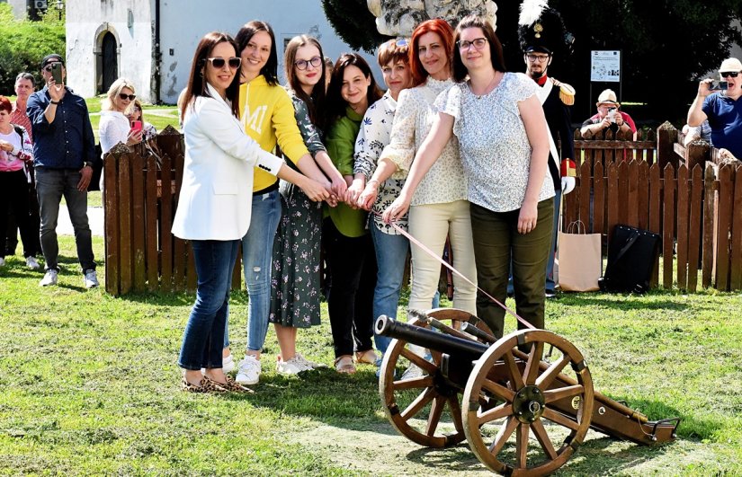 FOTO: Djelatnice Turističke zajednice Grada Varaždina povukle uzicu topa