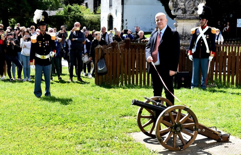 Top purgara u rukama nagrađivanog književnika Denisa Peričića