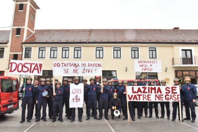 FOTO Vatrogasci prosvjeduju: Traže izjednačavanje plaća s državnim službama