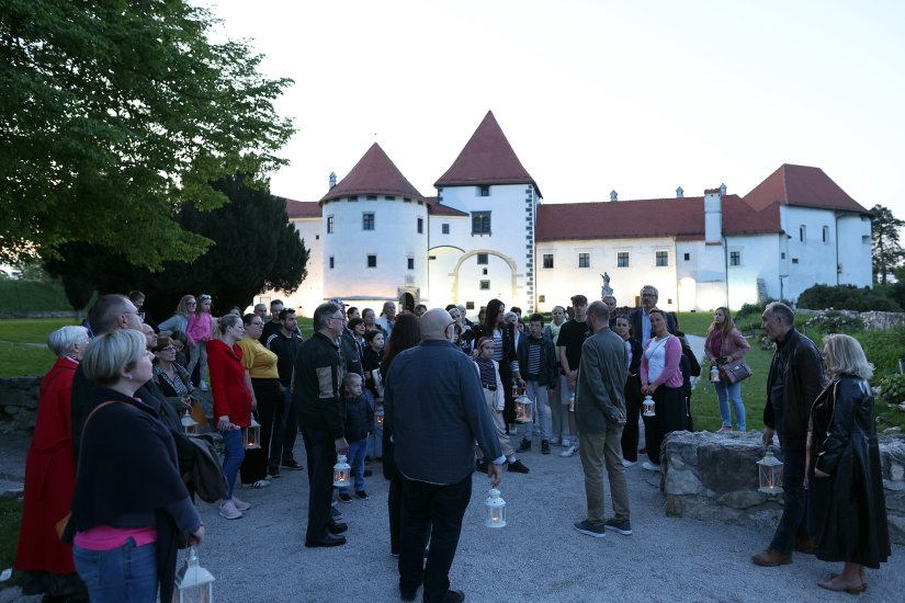 Noć tvrđava pod fenjerima po bedemima Staroga grada