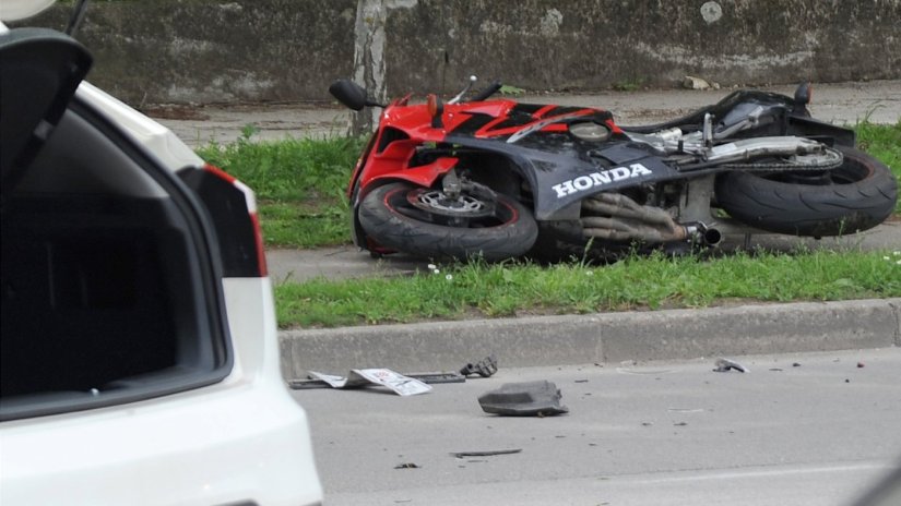 Motociklom preticao kolonu vozila pa naletio na auto koji se uključivao