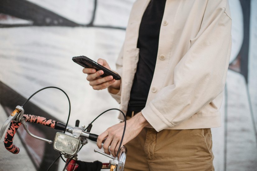 U jednoj ruci držao mobitel, u drugoj volan od bicikla. Nije dobro završilo