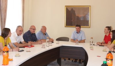 FOTO Marković čestitao mlađim kadetkinjama „ŽRK Koka“, državnim prvakinjama