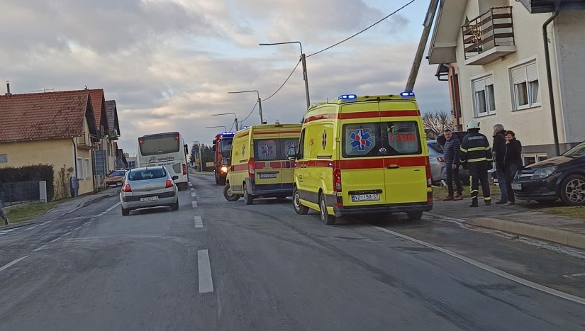 Od siline udara vozilom, srušio betonski elektro stup