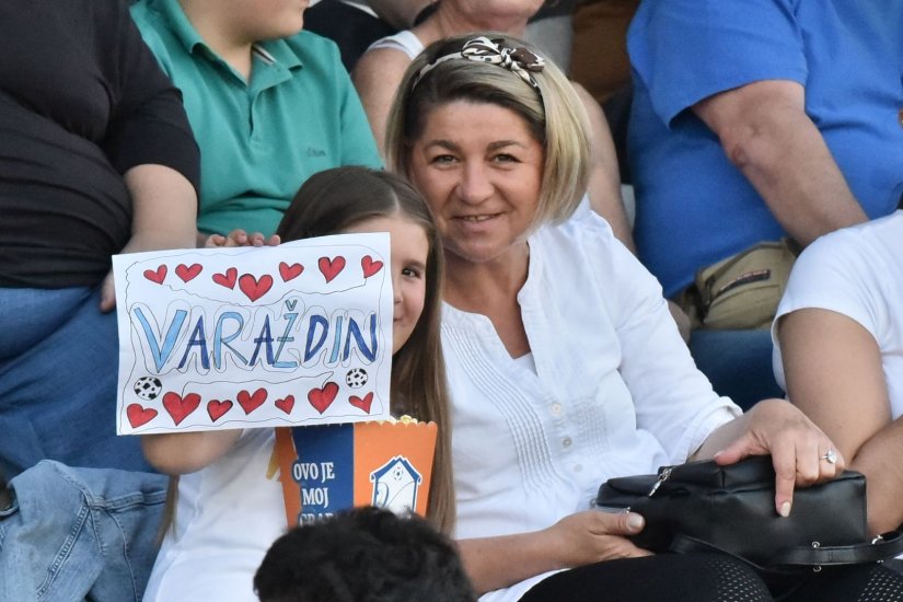 FOTO Besplatan ulaz i toplo vrijeme brojne privuklo na Gradski stadion i susret Varaždina i Šibenika