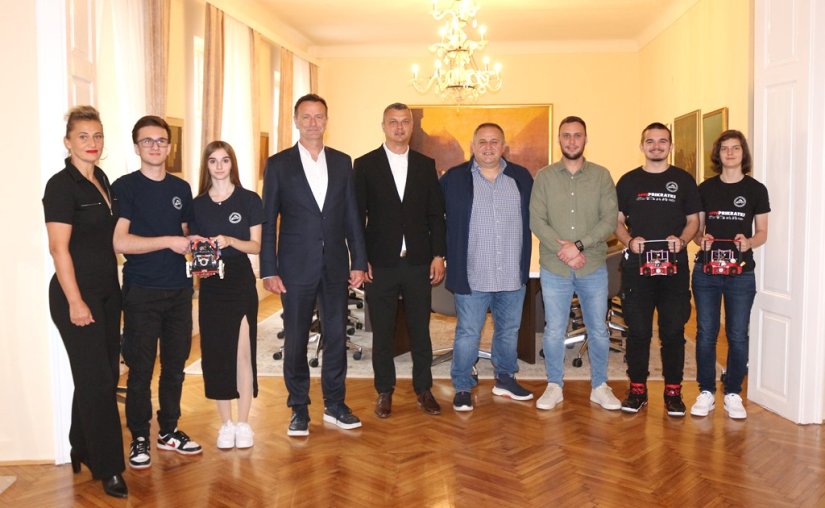 Zlatni robotičari na prijemu kod gradonačelnika Nevena Bosilja