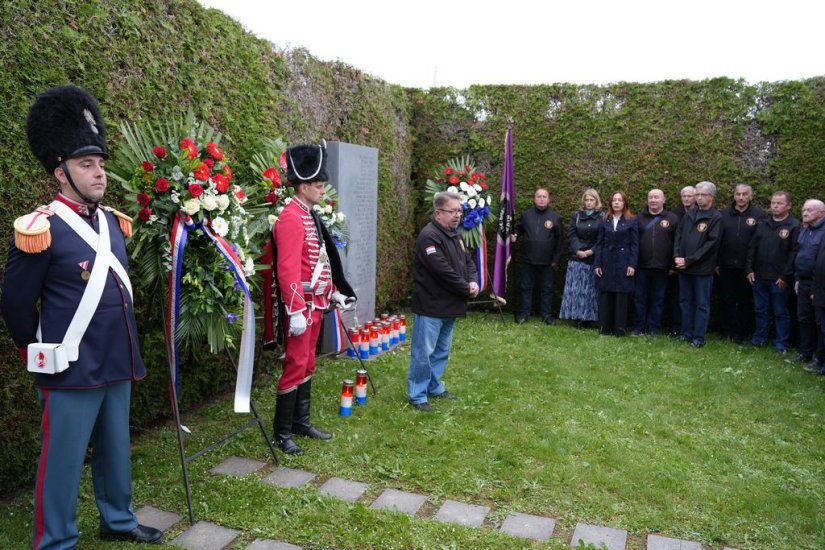 FOTO Polaganjem vijenaca počelo obilježavanje 34. godišnjice osnutka 104. brigade