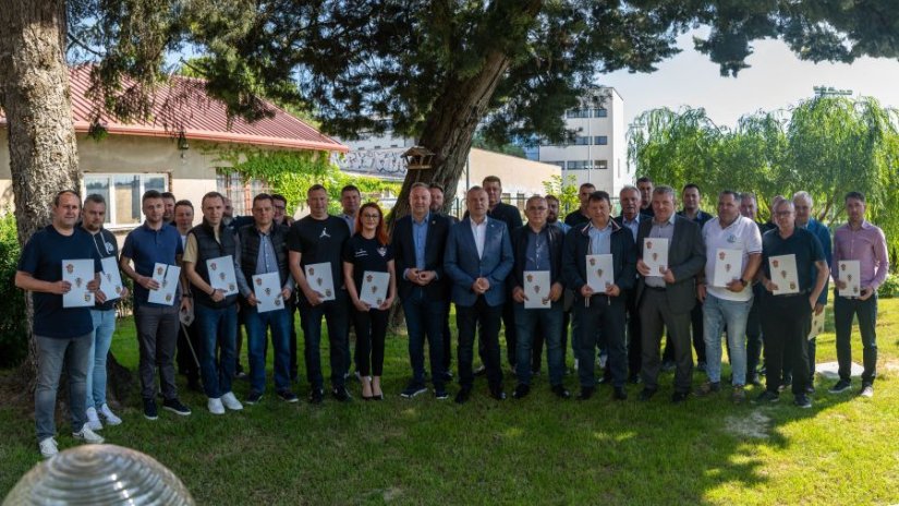 FOTO Uručeni ugovori nogometnim klubovima za razvoj sportske infrastrukture vrijedni 125 tisuća eura