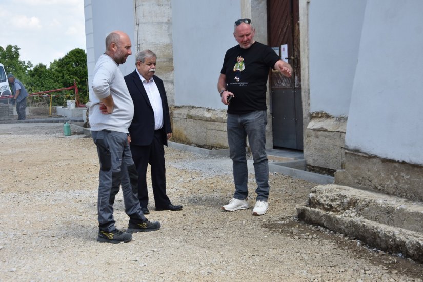 Nastavljeno uređenje Trga Ivana Pavla II u Radovcu
