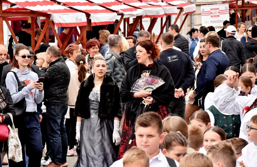 FOTO 16. Varaždinski sejem: Mirisi domaćih proizvoda ispunili Šenoinu ulicu